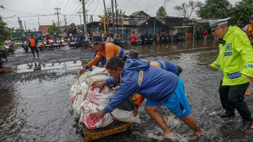 Banjir Pekalongan: Tanggul Jebol, 254 Warga Mengungsi