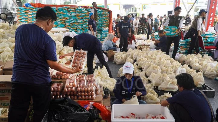 Bulog Bagikan 100 Ribu Paket Sembako Gratis di Monas
