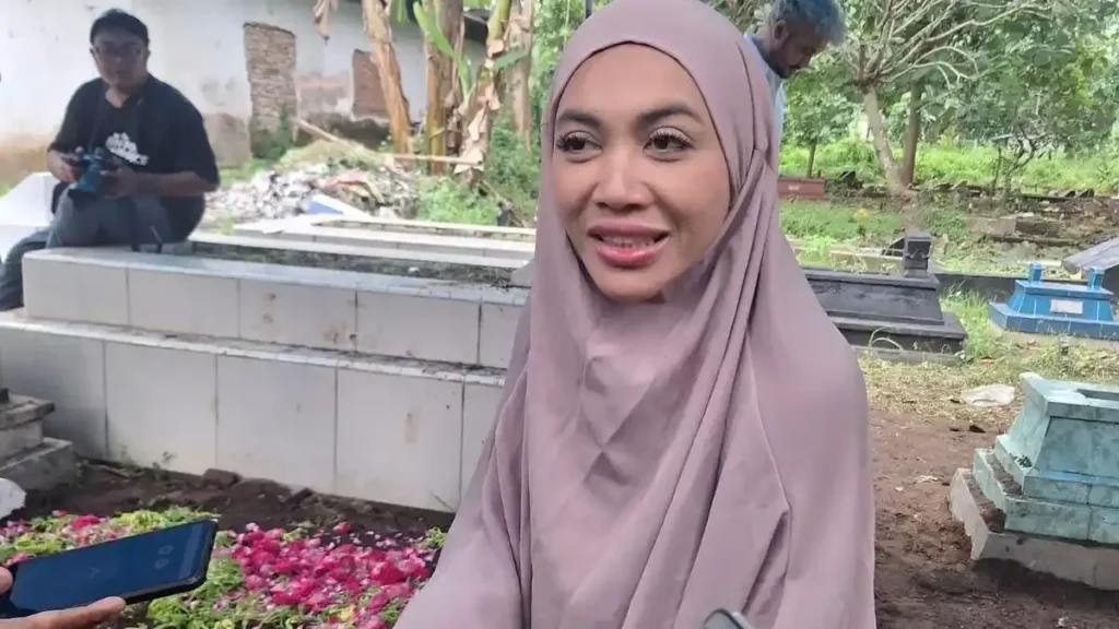 Denada Tidak Hadir di Pemakaman Ibu, Ini Alasannya