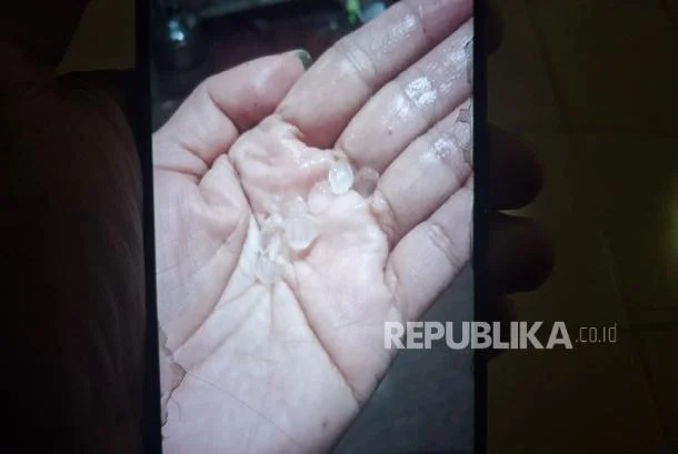 Hujan Es Bandung Barat Rusak Rumah Warga Cimahi 2026
