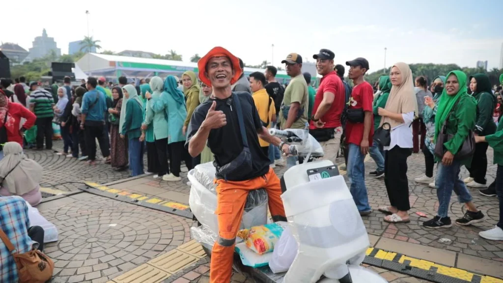 Pasar Murah Prabowo Bagikan Motor Listrik & Kupon Rp 500 Ribu
