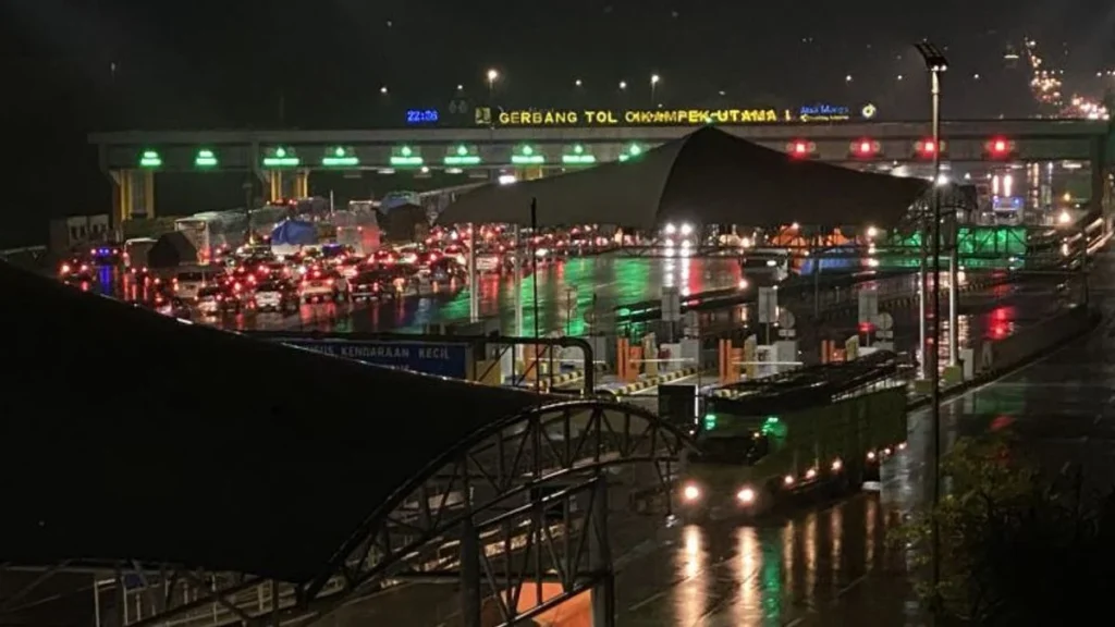 Volume Lalu Lintas Padati Gerbang Tol Cikampek Utama