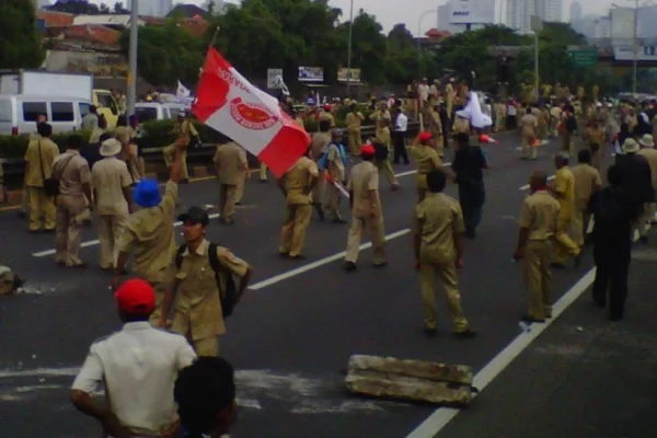 Cekcok Tol Pelabuhan: Innova vs Livina Viral Halangi Jalan