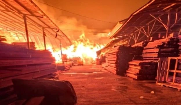 Gudang Kayu Terbakar di Sidoarjo, Kerugian Ratusan Juta