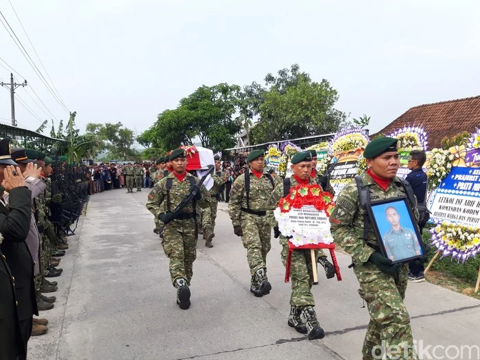 Prabowo Cium Bayi Prajurit TNI Gugur di Lebanon 2026